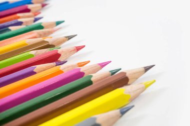 Beyaz bir arka plan üzerinde pastel renkler.