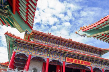 Sabah bulutlu gökyüzü ile Çin Tapınağı.