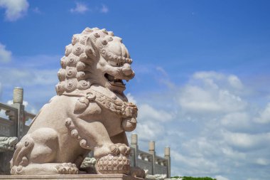 Çince Tapınağı parlak sabah gökyüzünde bulutlar ile.