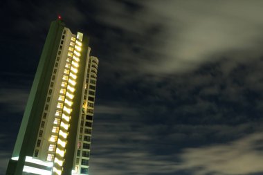 Rüzgarla gece gökyüzünü inşa etmek.