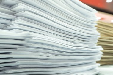 İş yerinde masamda kağıt yığınları.
