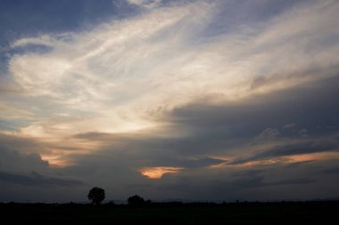 Bulutlu akşam gökyüzü ve gün batımı.