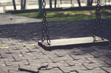 Siyah ve boş salıncaklar.