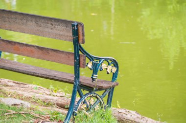 Sandalye akşam Nehri yakınında.