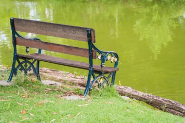Sandalye akşam Nehri yakınında.