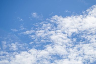 Gökyüzü bulutlu bir günde sabah.