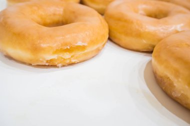 Kutuda şekerli çörekler.