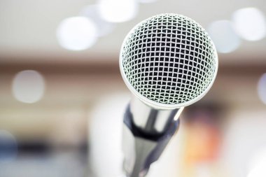 Siyah sahnede şarkı mikrofonlar.