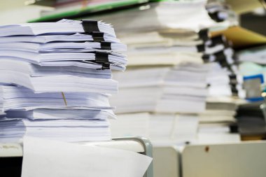 Ofiste kağıt yığınları