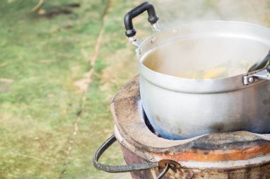 Yemek yaparken çorba kaynayan bir pot.