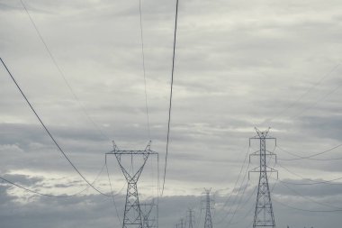 Güç Polonyalılar gökyüzünde güneş olmadan dizilmiş.