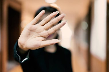 Kadınlar office yüzüne belirsiz.