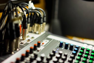 Karanlık bir odada ses kontrol platformu.