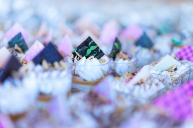 Otelde sabahları şeker pembe.