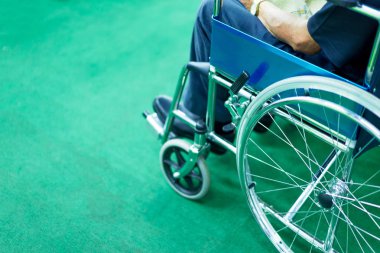 Yaşlı bir adam bir tekerlekli sandalye koltuk.