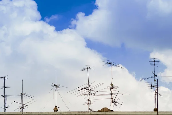 TV-Antenne auf dem Dach des Himmels mit Wolken. — Stockfoto