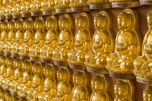 Molti ricordano il Buddha d'oro . — Foto Stock