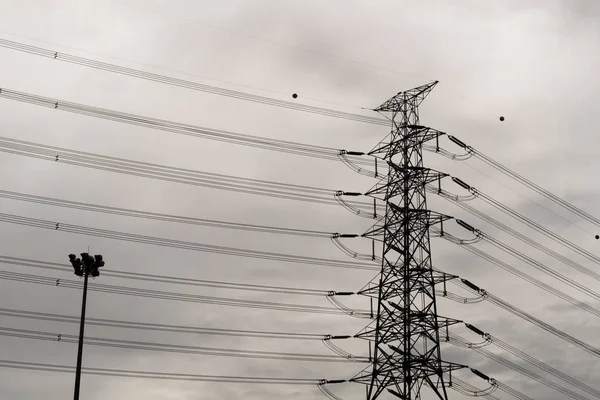 Pólo elétrico no céu estava nublado . — Fotografia de Stock