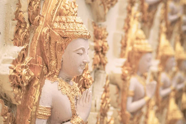 Thailandia statue idolo nel tempio a mezzogiorno . — Foto Stock