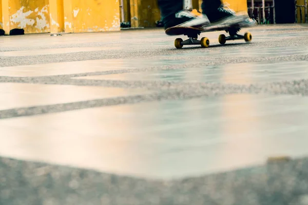 Jouer au skateboard sur le sol . — Photo
