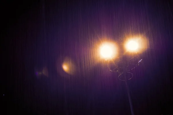 Luz na escuridão de um dia chuvoso . — Fotografia de Stock