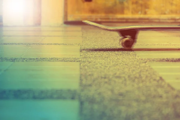 Lo skateboard correva sul pavimento . — Foto Stock