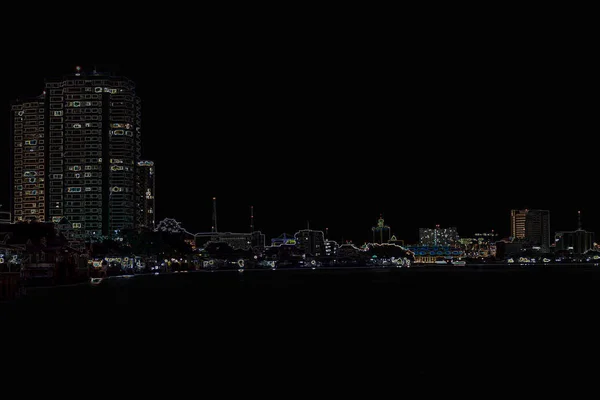 À noite, as luzes da grande cidade perto do rio . — Fotografia de Stock