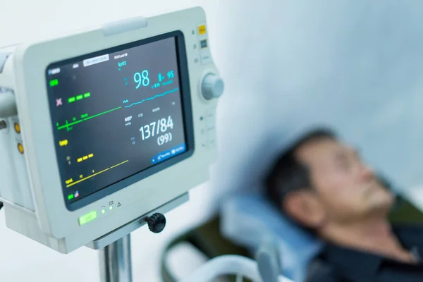Monitor krevního tlaku v polní nemocnici. — Stock fotografie