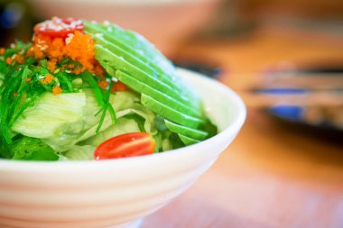 Masaya Japon mutfağı salata sosu dökün.