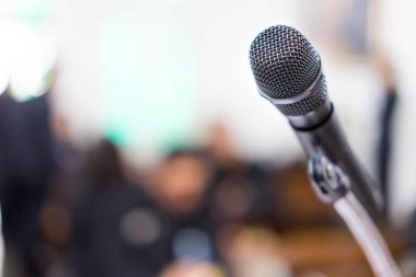 Siyah mikrofon toplantı salonu.