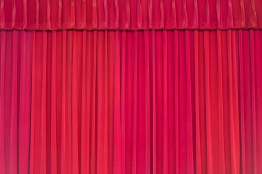 Kırmızı kadife perde zemin Sahne Alanı'ndaki.