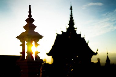 Akşam gün batımına tapınakta.