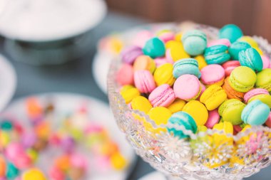 Acıbadem kurabiyesi koymak onları içinde cam tepsi.