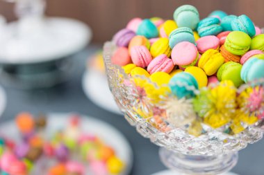 Acıbadem kurabiyesi koymak onları içinde cam tepsi.