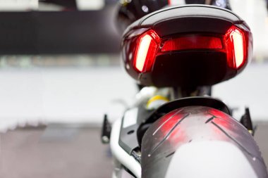 Büyük bisiklet yere araba park edilmiş..