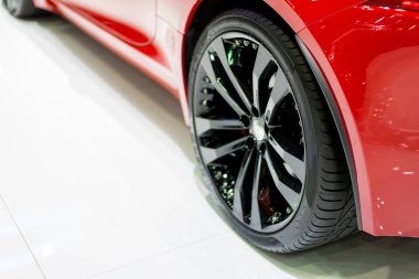 Beyaz bir arka plan üzerinde kırmızı süper araba park.