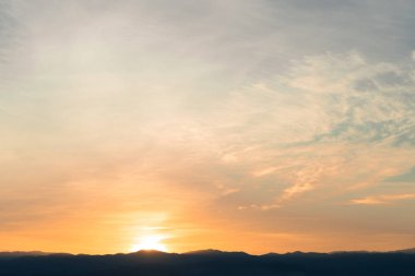 Akşam güneşi dağda düşmek.