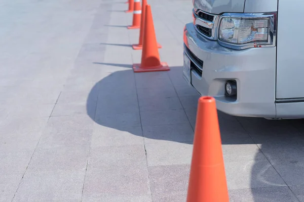 Cones laranja no estacionamento com uma van . — Fotografia de Stock