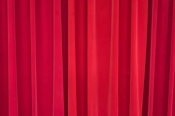 Röd sammet draperi bakgrund på scenen. — Stockfoto