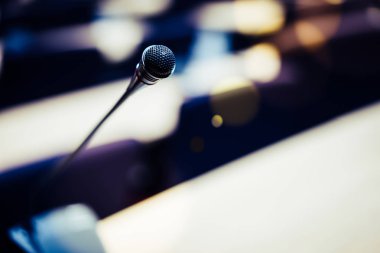 boş konferans odasındaki mikrofonlar.