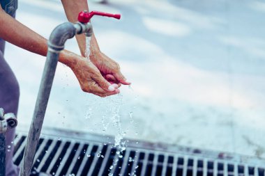 İnsanlar musluk koridor ellerini yıkama vardır.