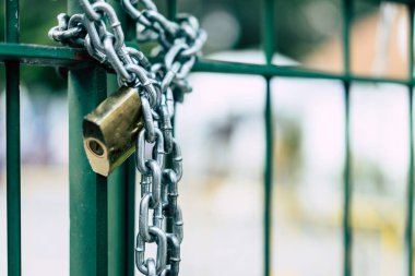 Bir kilit ve zincir çelik kapı kilidi.