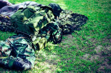 Asker silah çimlere çekti..