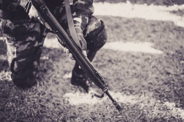 Askeri gözlemci koltuk çimenlerin üzerinde.