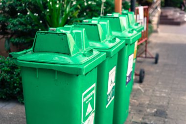 Yeşil kutuları parkta kaplı.