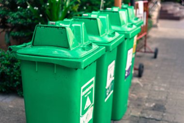 Yeşil kutuları parkta kaplı.