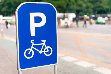 Yolda Bisiklet yol işareti.