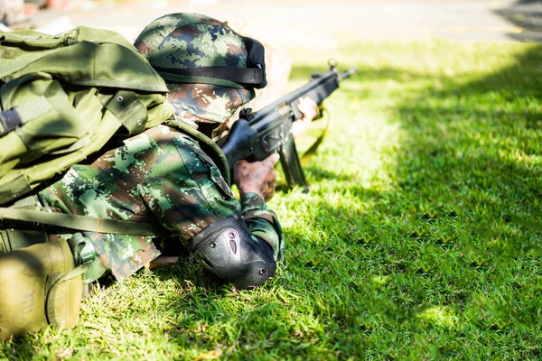 Tentara itu menodongkan pistol ke rumput . — Stok Foto
