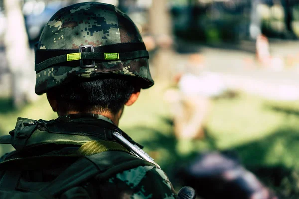 Askeri gözlemci koltuk çimenlerin üzerinde.