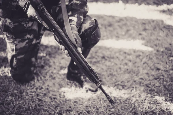 Askeri gözlemci koltuk çimenlerin üzerinde.